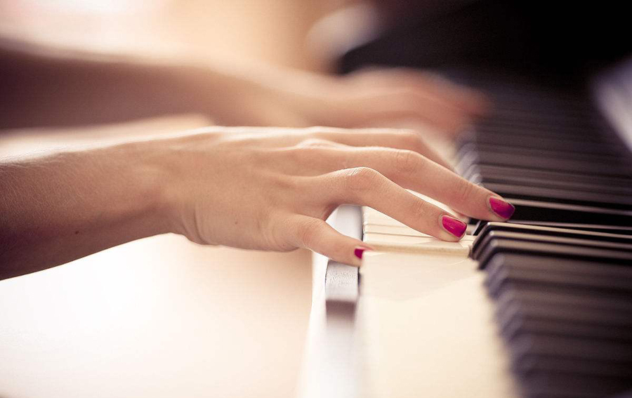 弹钢琴 钢琴的键盘是横向展开,通常大手会带来优势,但细长细长的手指
