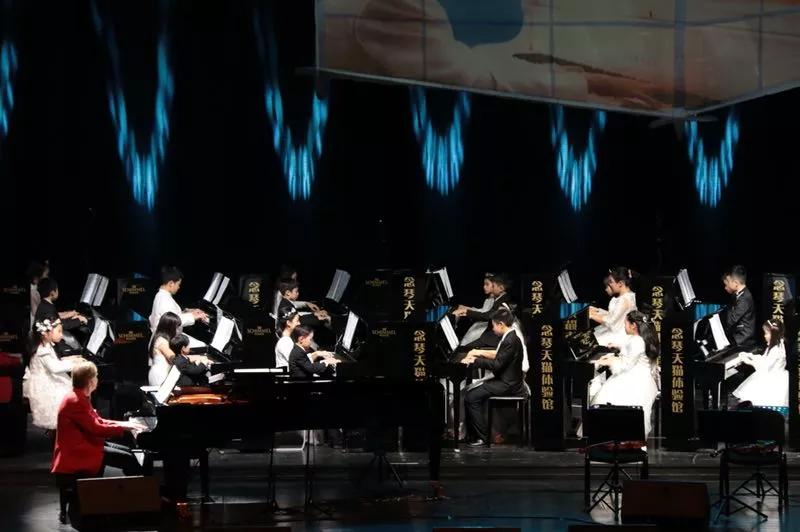 钟雨桐与理查德·克莱德曼同台演奏。